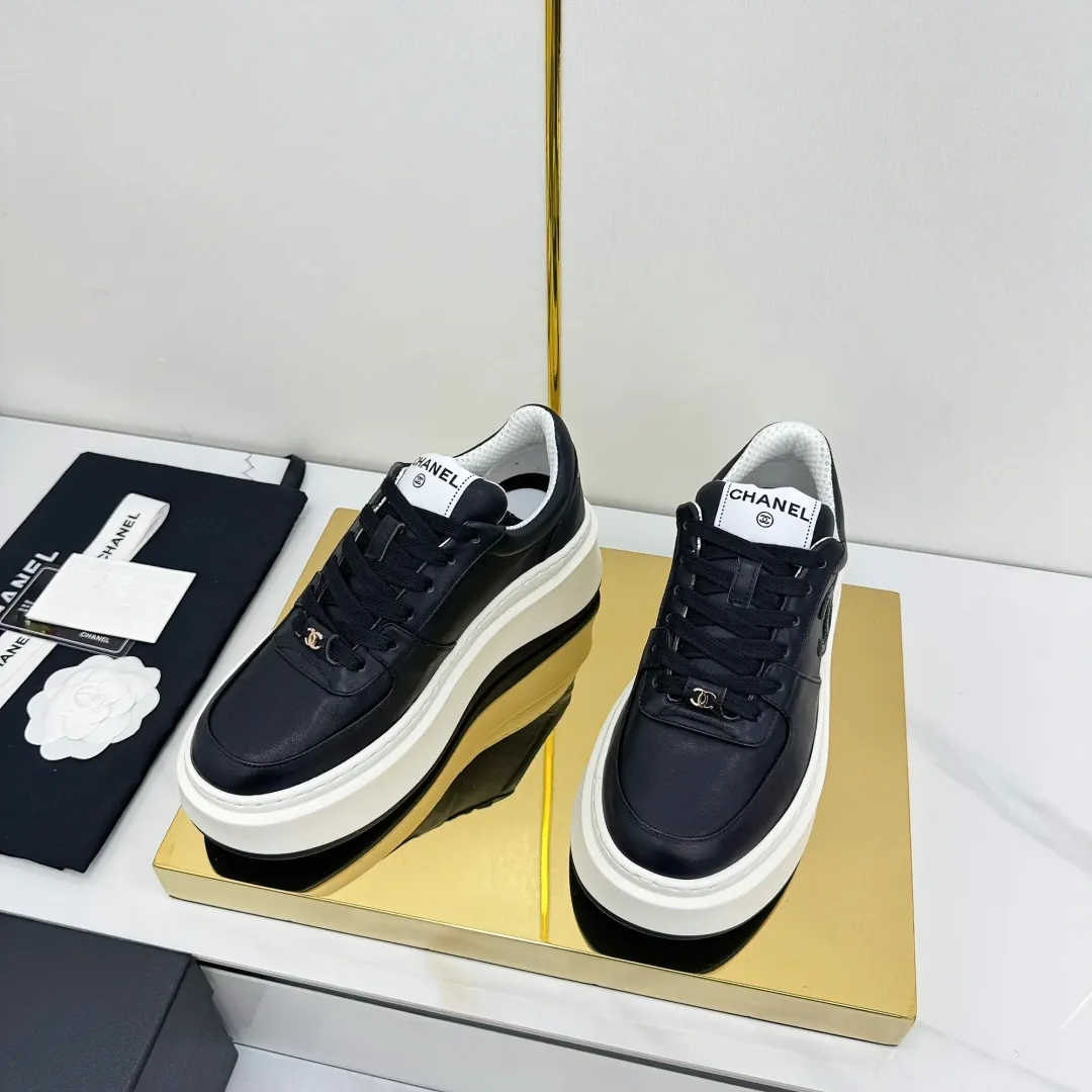 👟👟Ex-factory price 600👟👟 Upgraded version, upgraded version, upgraded version! No rebuttal accepted! ! ! ! Chanel Chanel panda shoes! 2025 counter's top casual sports shoes. This classic design; the upper is electro-embroidered with a variety of techniques; the outsole is fashionable and sporty; the unusual inclusion of a variety of color matching elements... The diversified mix and match is very good-looking and versatile, and can be used for leisure, fashion, sports, and outdoor... ꫛꫀꪝ Go➫ Materials: ❶Upper made of: original imported first-layer silk cowhide + original waterproof cloth + original first-layer cowhide ❷Inner lining: Original Yangli+Net ❸Outsole based on: Original TPU combination outsole Counter boutique packaging complete set for women 35–41 👉 👉 👉 👉 👉